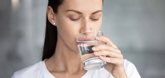 كم يجب أن تشرب من الماء يومياً؟ الإجابة تختلف باختلاف العمر