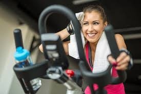 لصحة القلب وإطالة العمر... هل نختار تمارين القوة أم «الكارديو»؟