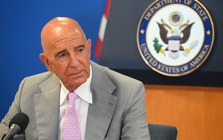 توم باراك يؤكد أهمية الالتزام بوقف إطلاق النار خلال اجتماعه مع مظلوم عبدي