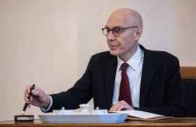 ترمب يحرك «لينكولن»... ويضغط على طهران