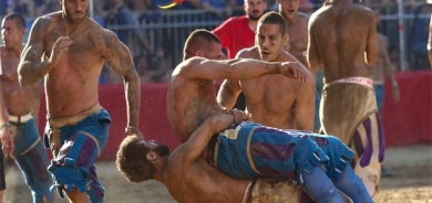 تۆپی پێی توندوتیژی و سەرشێتانە