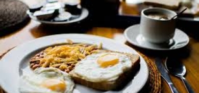 البروتين في الصباح: هل 30 دقيقة بعد الاستيقاظ هي الوقت المثالي؟