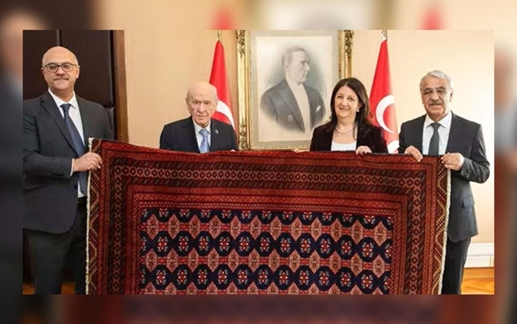 Ocalan berikek wekî diyarî ji Bahçelî re şand