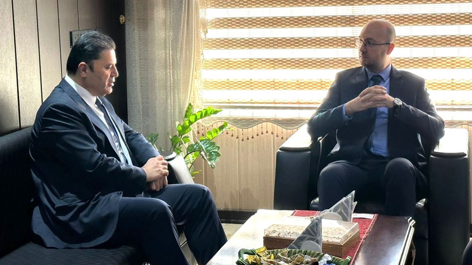 زيباري والقائم بأعمال قنصل أرمينيا يبحثان أهمية الالتزام بالتوصيات الدولية