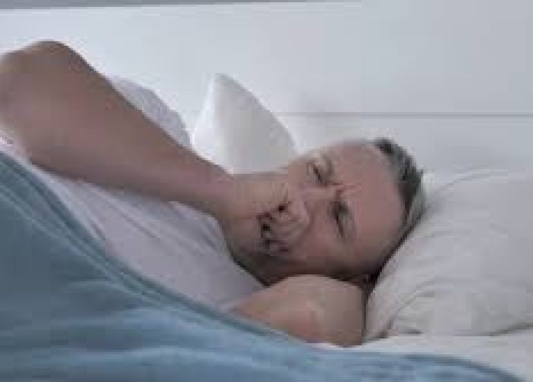 لماذا يزداد السعال الجاف سوءاً في الليل؟ 7 أسباب شائعة