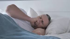 لماذا يزداد السعال الجاف سوءاً في الليل؟ 7 أسباب شائعة