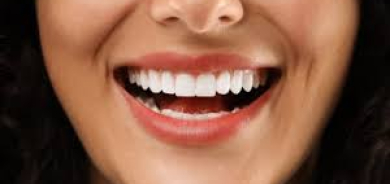 طرق طبيعية لتبييض الأسنان… ما الذي ينفع فعلاً؟