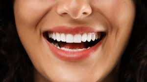 طرق طبيعية لتبييض الأسنان… ما الذي ينفع فعلاً؟