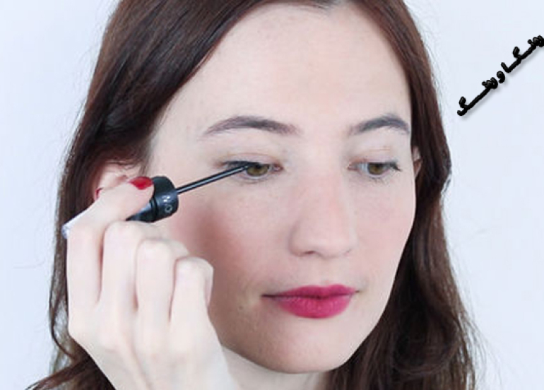 ئایلاینەری ڕەش و نهێنییەكەی لە بەرزكردنەوەی جوانیی چاودا