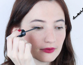 ئایلاینەری ڕەش و نهێنییەكەی لە بەرزكردنەوەی جوانیی چاودا