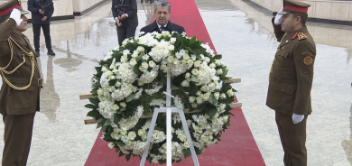 رئيس الوزراء يضع إكليل الورد على نُصب شهداء الأول من شباط