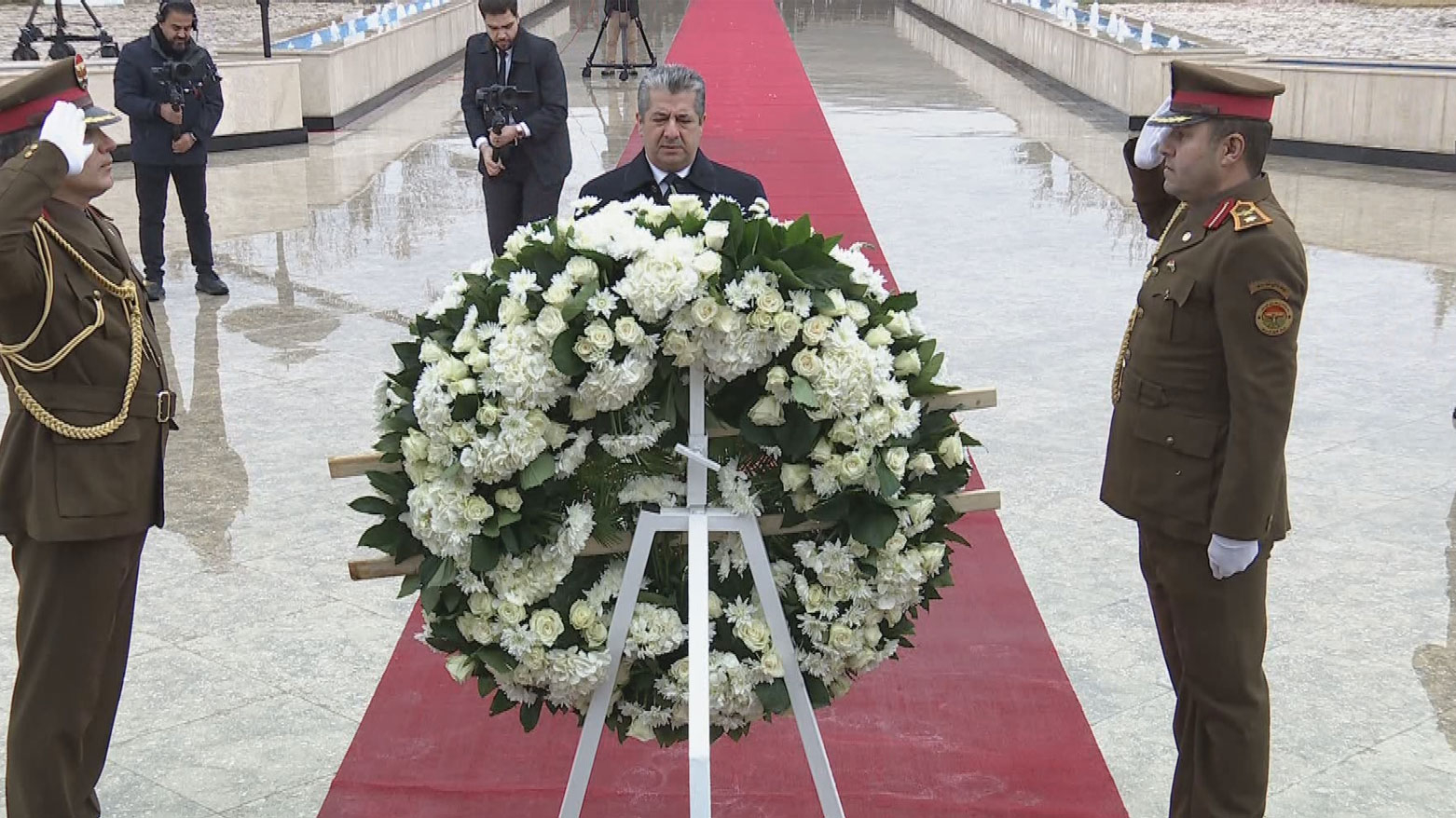 رئيس الوزراء يضع إكليل الورد على نُصب شهداء الأول من شباط