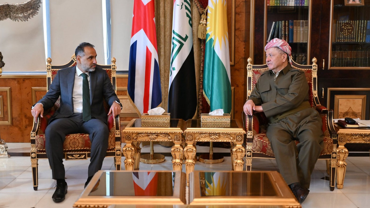 الرئيس بارزاني يستقبل السفير البريطاني لدى العراق عرفان صديق