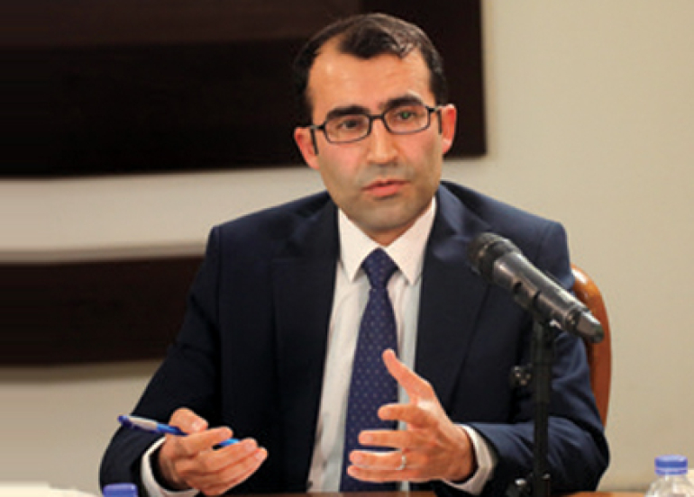 د. ئیسماعیل سەید عەلی   بەڕێوەبەری سەنتەری توێژینەوەی جەزیری لە زانكۆی زاخۆ:  زۆربەی دایك و باوكان هاوشێوەی منداڵەكانیان بە دەست ئەم ئالوودەبوونەوە دەناڵێنن، ئەمەش پەروەردەی خێزانی تووشی ئیفلیجی كردووە