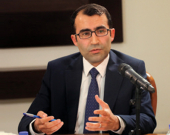 د. ئیسماعیل سەید عەلی   بەڕێوەبەری سەنتەری توێژینەوەی جەزیری لە زانكۆی زاخۆ:  زۆربەی دایك و باوكان هاوشێوەی منداڵەكانیان بە دەست ئەم ئالوودەبوونەوە دەناڵێنن، ئەمەش پەروەردەی خێزانی تووشی ئیفلیجی كردووە