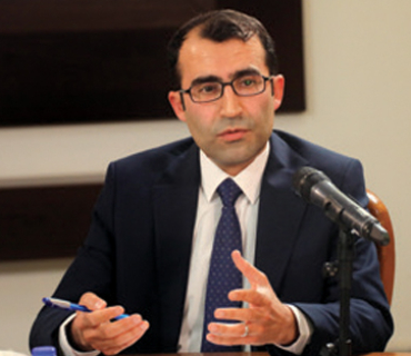 د. ئیسماعیل سەید عەلی   بەڕێوەبەری سەنتەری توێژینەوەی جەزیری لە زانكۆی زاخۆ:  زۆربەی دایك و باوكان هاوشێوەی منداڵەكانیان بە دەست ئەم ئالوودەبوونەوە دەناڵێنن، ئەمەش پەروەردەی خێزانی تووشی ئیفلیجی كردووە