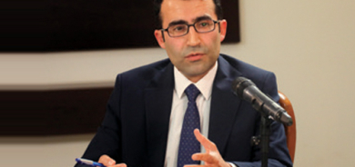 د. ئیسماعیل سەید عەلی   بەڕێوەبەری سەنتەری توێژینەوەی جەزیری لە زانكۆی زاخۆ:  زۆربەی دایك و باوكان هاوشێوەی منداڵەكانیان بە دەست ئەم ئالوودەبوونەوە دەناڵێنن، ئەمەش پەروەردەی خێزانی تووشی ئیفلیجی كردووە