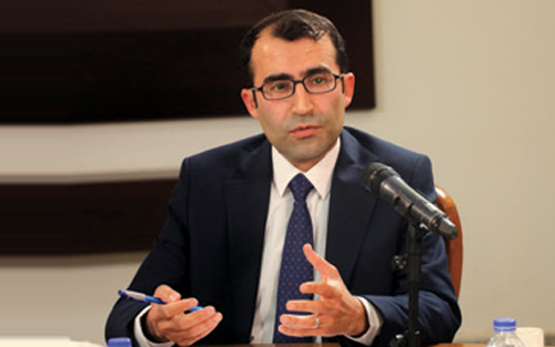 د. ئیسماعیل سەید عەلی   بەڕێوەبەری سەنتەری توێژینەوەی جەزیری لە زانكۆی زاخۆ:  زۆربەی دایك و باوكان هاوشێوەی منداڵەكانیان بە دەست ئەم ئالوودەبوونەوە دەناڵێنن، ئەمەش پەروەردەی خێزانی تووشی ئیفلیجی كردووە