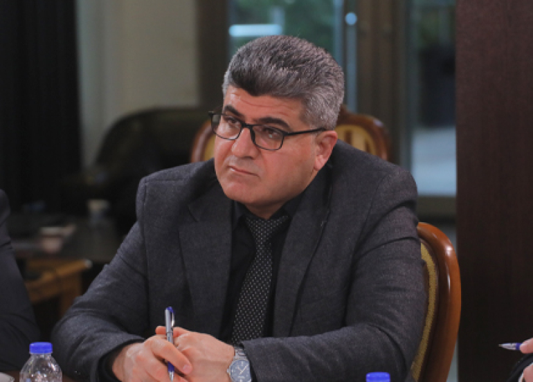 د.جەلال ئەحمەد ئەندامی بازنەی گفتوگۆ:  مرۆڤ بووە بە ڕۆبۆت و كۆیلەی ئامێری كۆمپانیا و سەرمایەدارەكان، بە جۆرێك بۆ ئەنجامدانی سادەترین كار و پێداویستی دەبێ ئامراز یا ئامێرێك بەكار بهێنێت