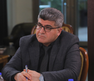 د.جەلال ئەحمەد ئەندامی بازنەی گفتوگۆ:  مرۆڤ بووە بە ڕۆبۆت و كۆیلەی ئامێری كۆمپانیا و سەرمایەدارەكان، بە جۆرێك بۆ ئەنجامدانی سادەترین كار و پێداویستی دەبێ ئامراز یا ئامێرێك بەكار بهێنێت