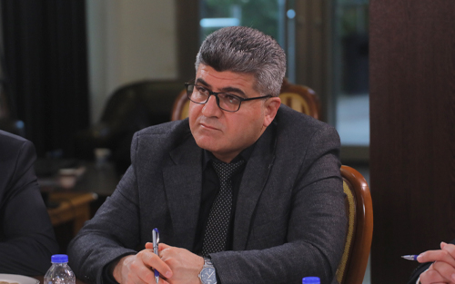 د.جەلال ئەحمەد ئەندامی بازنەی گفتوگۆ:  مرۆڤ بووە بە ڕۆبۆت و كۆیلەی ئامێری كۆمپانیا و سەرمایەدارەكان، بە جۆرێك بۆ ئەنجامدانی سادەترین كار و پێداویستی دەبێ ئامراز یا ئامێرێك بەكار بهێنێت