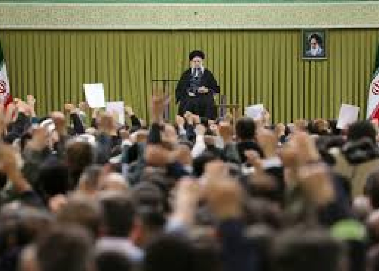 خامنئي يهدد بكسر قواعد الاشتباك