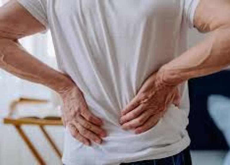 عادات يومية شائعة تزيد آلام الرقبة والظهر