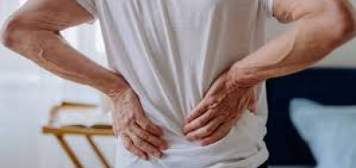 عادات يومية شائعة تزيد آلام الرقبة والظهر