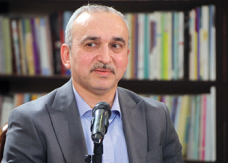 د.ڕەزوان سەدیق  پسپۆر و تایبەتمەند لە پەروەردەی دەروونی لە زانكۆی دهۆك:  پێویستە خێزانەكان خشتەیەكی كاتی دیاریكراویان هەبێت بۆ بەكارهێنانی ئینتەرنێت، تاوەكو ڕێگری بكرێت لە ئالوودەبوون و كاتێكی زیاتر بۆ قسەكردنی ڕووبەڕوو بڕەخسێت