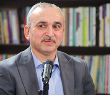 د.ڕەزوان سەدیق  پسپۆر و تایبەتمەند لە پەروەردەی دەروونی لە زانكۆی دهۆك:  پێویستە خێزانەكان خشتەیەكی كاتی دیاریكراویان هەبێت بۆ بەكارهێنانی ئینتەرنێت، تاوەكو ڕێگری بكرێت لە ئالوودەبوون و كاتێكی زیاتر بۆ قسەكردنی ڕووبەڕوو بڕەخسێت