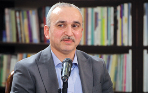 د.ڕەزوان سەدیق  پسپۆر و تایبەتمەند لە پەروەردەی دەروونی لە زانكۆی دهۆك:  پێویستە خێزانەكان خشتەیەكی كاتی دیاریكراویان هەبێت بۆ بەكارهێنانی ئینتەرنێت، تاوەكو ڕێگری بكرێت لە ئالوودەبوون و كاتێكی زیاتر بۆ قسەكردنی ڕووبەڕوو بڕەخسێت