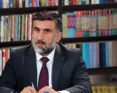 د.كاروان كاكەبرا  سەرۆكی بەشی دەروونزانی لە زانكۆی سۆران:   لە توێژینەوەیەكماندا كە ٦٥٥ منداڵی خوار تەمەن ١٢ ساڵی گرتەوە، دەركەوت ٥٣٪ی منداڵان ئالوودەی بەكارهێنانی شاشە و ئینتەرنێتن