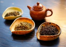 الشاي الأسود مقابل الأعشاب... أيهما يحتوي على مضادات أكسدة أكثر؟