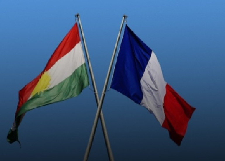 المونيتور: باريس المحرك الرئيسي لانتزاع الحقوق اللغوية للكورد في سوريا