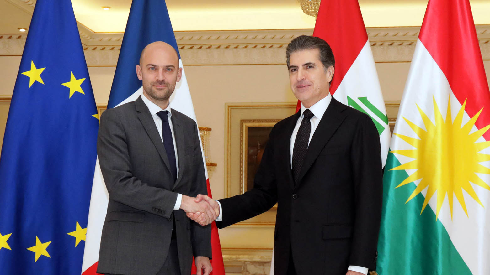 نــێــچــیــرڤـــان بـــارزانـــی ســـەرۆکی هه‌رێمی كوردستان  پێشوازیی لە  ژان نۆێل بارۆ وەزیری دەرەوەی فەرەنسا دەکات