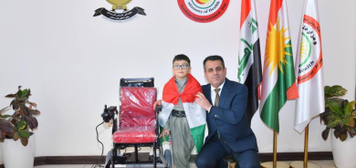 توفير كرسي متحرك كهربائي لـ آدم جيا .. الطفل الذي أصبح رمزاً لتظاهرات أربيل