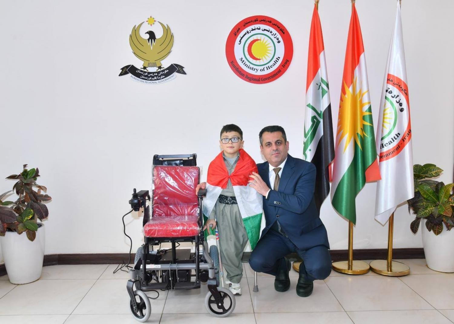 توفير كرسي متحرك كهربائي لـ آدم جيا .. الطفل الذي أصبح رمزاً لتظاهرات أربيل