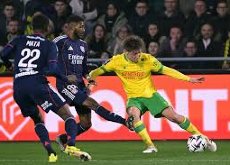 ليون يتجاوز النقص العددي ويهزم نانت في الدوري الفرنسي