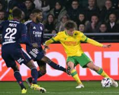 ليون يتجاوز النقص العددي ويهزم نانت في الدوري الفرنسي