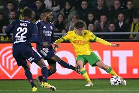 ليون يتجاوز النقص العددي ويهزم نانت في الدوري الفرنسي