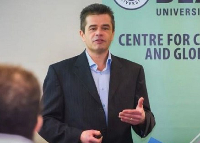 پڕۆفیسۆر لیام ئەندەرسن  پسپۆڕ و تایبەتمەندی دەستوور لەسەر عێراق و هەرێمی كوردستان بۆ گوڵان:     ئەمریكا بە تیۆری پشتگیریی جێبەجێكردنی ماددەی ١٤٠ی كردووە، بەڵام لە ڕاستیدا هەرگیز بە كردەیی پشتگیریی نەكردووە