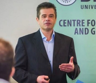 پڕۆفیسۆر لیام ئەندەرسن  پسپۆڕ و تایبەتمەندی دەستوور لەسەر عێراق و هەرێمی كوردستان بۆ گوڵان:     ئەمریكا بە تیۆری پشتگیریی جێبەجێكردنی ماددەی ١٤٠ی كردووە، بەڵام لە ڕاستیدا هەرگیز بە كردەیی پشتگیریی نەكردووە