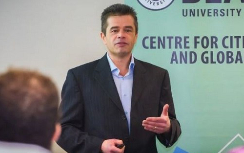 پڕۆفیسۆر لیام ئەندەرسن  پسپۆڕ و تایبەتمەندی دەستوور لەسەر عێراق و هەرێمی كوردستان بۆ گوڵان:     ئەمریكا بە تیۆری پشتگیریی جێبەجێكردنی ماددەی ١٤٠ی كردووە، بەڵام لە ڕاستیدا هەرگیز بە كردەیی پشتگیریی نەكردووە