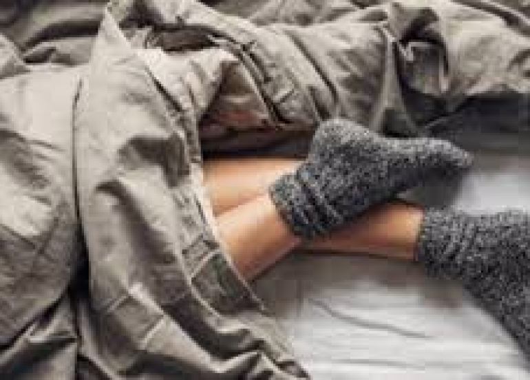 لماذا عليك تدفئة قدميك قبل النوم؟