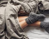 لماذا عليك تدفئة قدميك قبل النوم؟