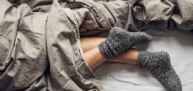 لماذا عليك تدفئة قدميك قبل النوم؟