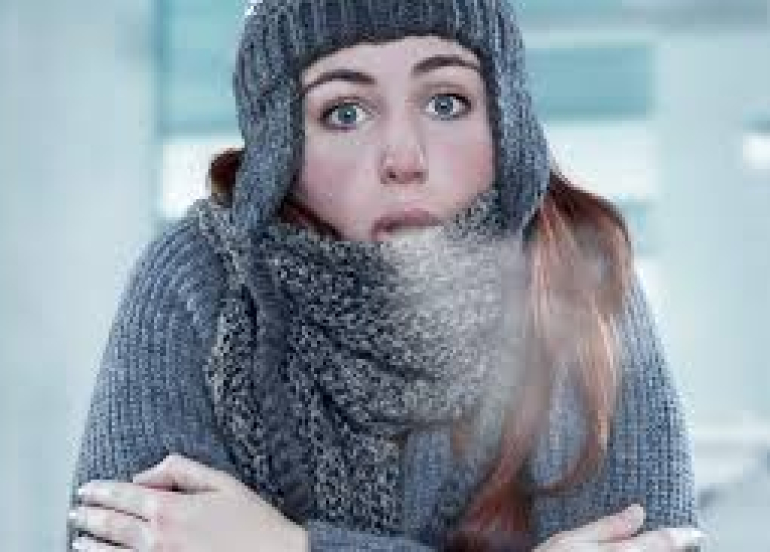 لماذا تشعر النساء بالبرد أكثر من الرجال؟