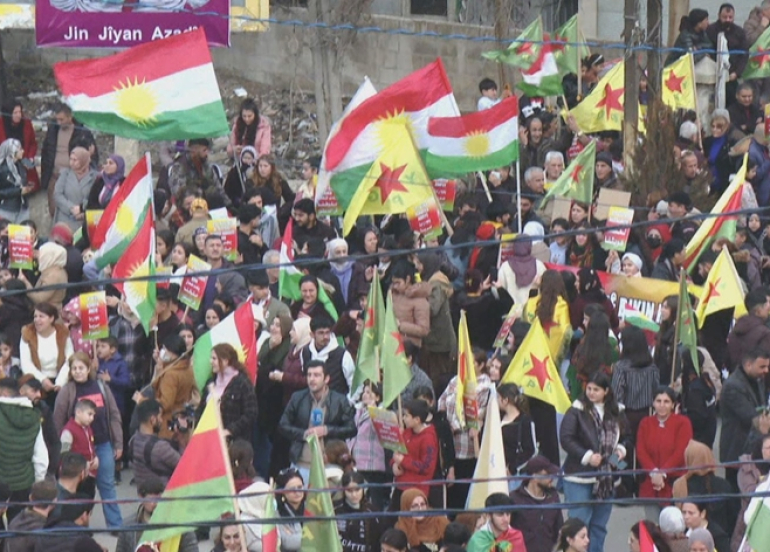 بالآلاف.. أهالي قامشلو في مسيرة حاشدة للمطالبة بالحقوق الدستورية للكورد