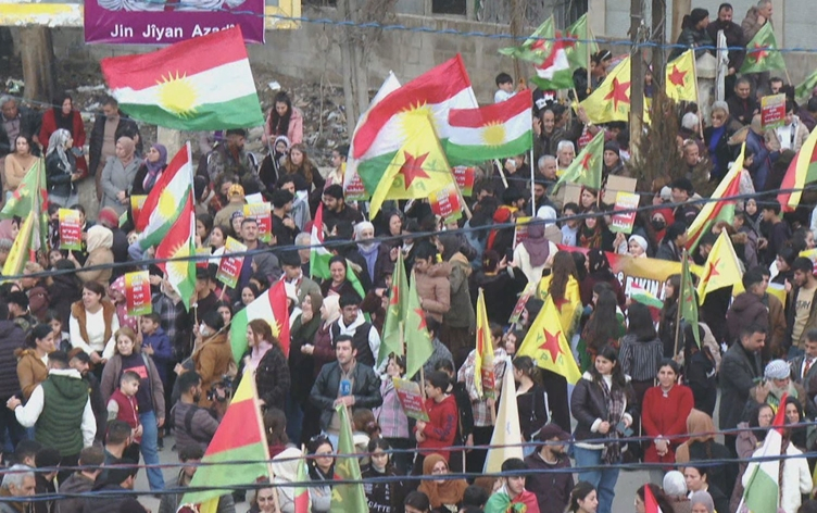 بالآلاف.. أهالي قامشلو في مسيرة حاشدة للمطالبة بالحقوق الدستورية للكورد