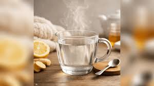 ماذا يحدث لجسمك عند شرب الماء الساخن يومياً؟